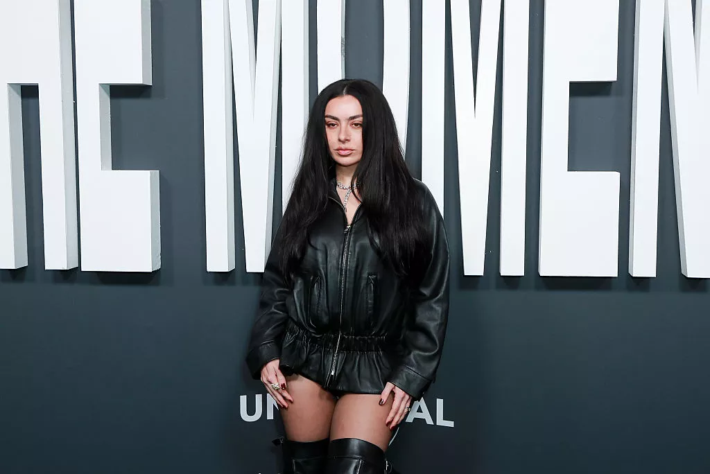 Charli xcx schreit vor Wut: Vertauschter Surprise Song sorgt für Frust
